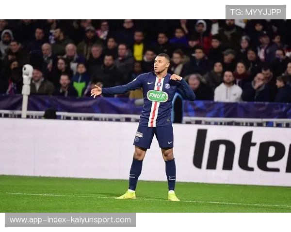 姆巴佩与球童同吃冰淇淋，温情画面引爆网络