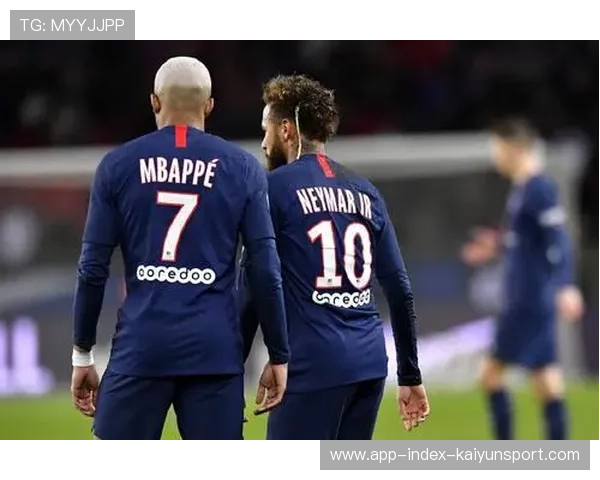 巴黎反击由中场长传直达前锋形成威胁 巴黎反击由中场长传直达前锋形成威胁