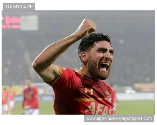 前锋倒钩空中美技入选当月十佳画面引爆讨论