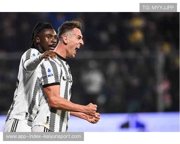 尤文中场在训练中练习“直塞—回撤—再插”的连贯套路