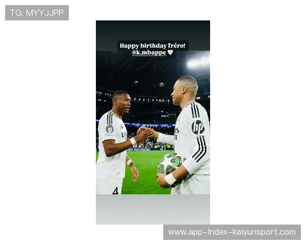 姆巴佩与球童同吃冰淇淋,温情画面引爆网络