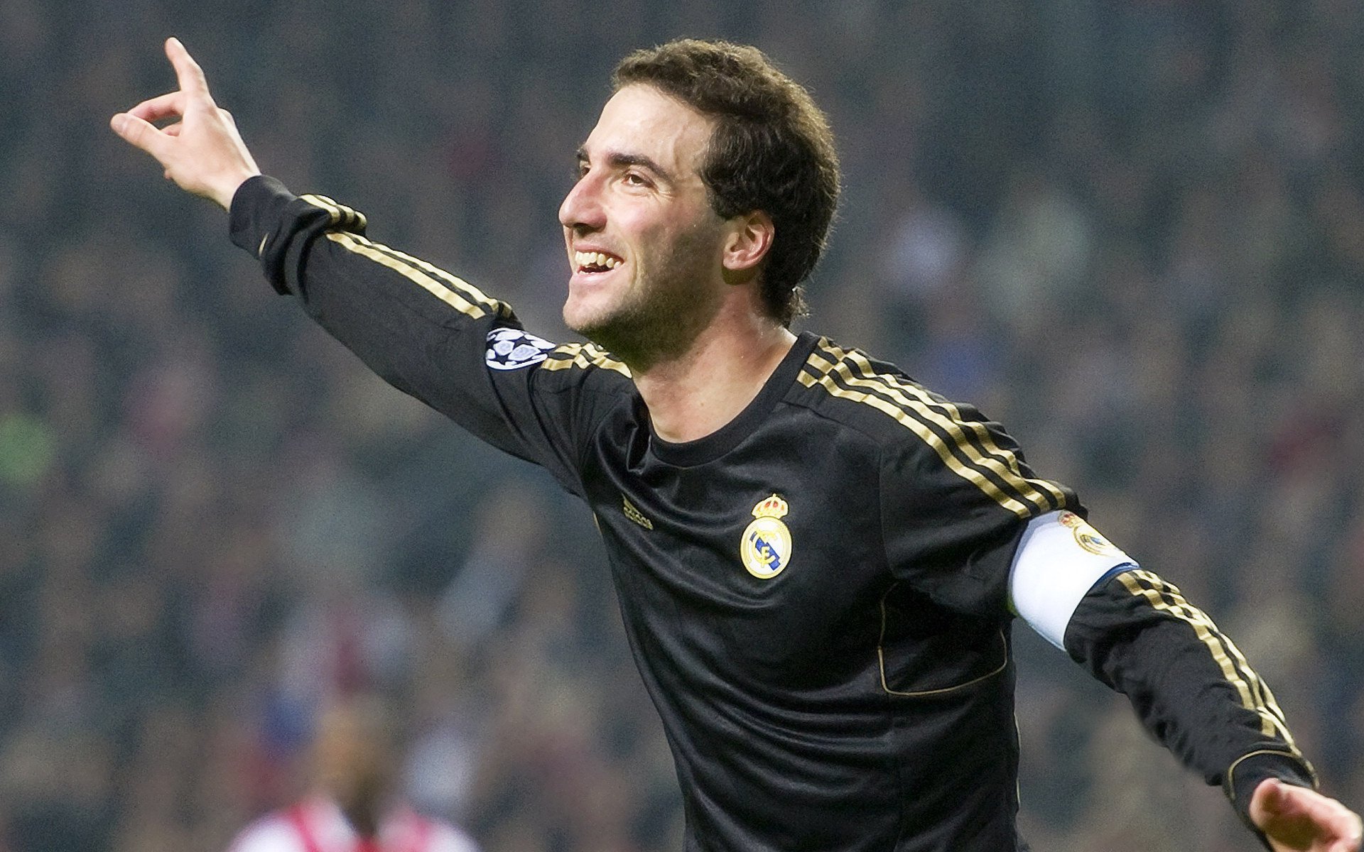 NBA常规赛勇士逆转掘金 库里三分线外坚决命中锁定胜局，库里11记三分创纪录 勇士大胜雷霆